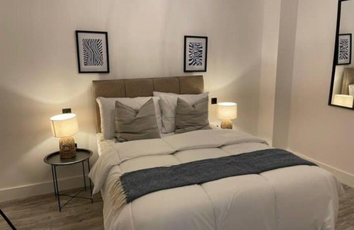 Swindon Apartment | Kingsbridge Point 5 2BR with Free Parking
