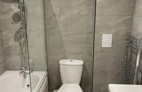 Swindon Apartment | Kingsbridge Point 5 2BR with Free Parking