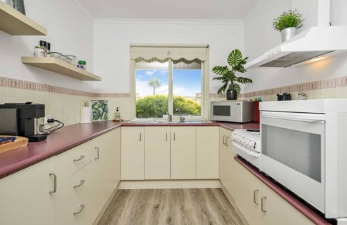 Victor Harbor House | Kingsford Cottage - WIFI, Pet Friendly.