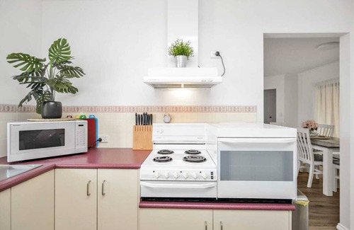 Victor Harbor House | Kingsford Cottage - WIFI, Pet Friendly.
