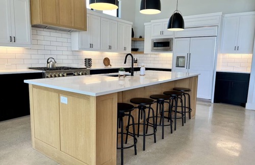 Kingsland House | Kingsland Gem | Lake, Pool, Spa + Nearby Wineries