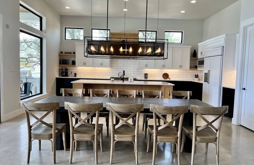 Kingsland House | Kingsland Gem | Lake, Pool, Spa + Nearby Wineries
