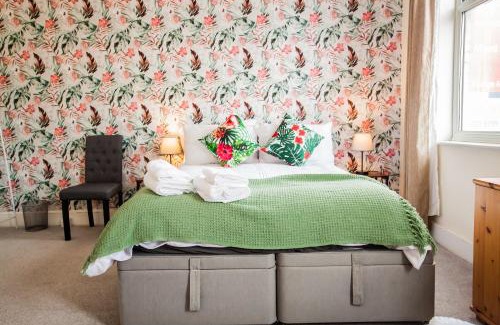 Canbury Apartment | Kingston Central Garden House with Free Parking