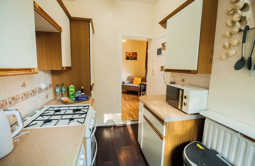 Canbury Apartment | Kingston Central Garden House with Free Parking