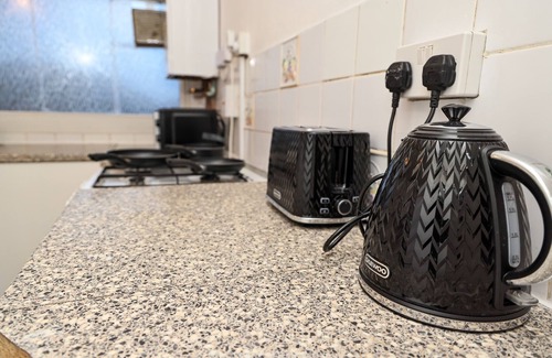 Norbiton Apartment | Kingston Duplex Sleeps 8,Balcony, Parking & Wi-Fi
