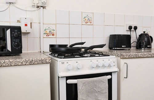 Norbiton Apartment | Kingston Duplex Sleeps 8,Balcony, Parking & Wi-Fi