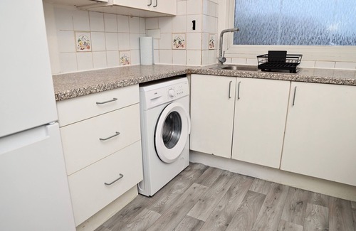 Norbiton Apartment | Kingston Duplex Sleeps 8,Balcony, Parking & Wi-Fi