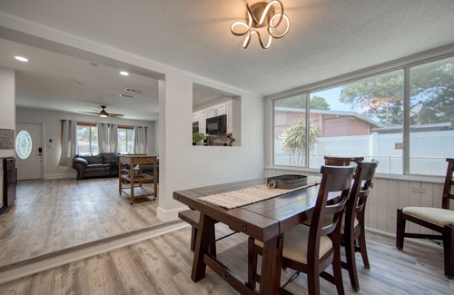 Disston Heights House | Kingston - House in St. Petersburg. Close to downtown & the beach! Dog friendly