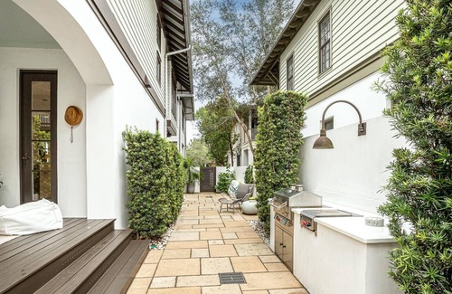 Rosemary Beach Cottage | Kingston Landing-First time Rental-Contemporary Chic-Pool/Courtyard-Bikes