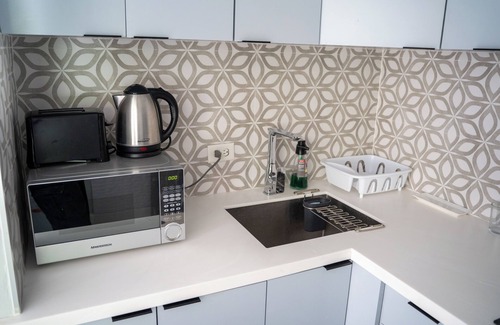 Beverly Hills Apartment | Kingston Skyline Escape - Modern, Gated, Peaceful, Easy Access/Top Attractions