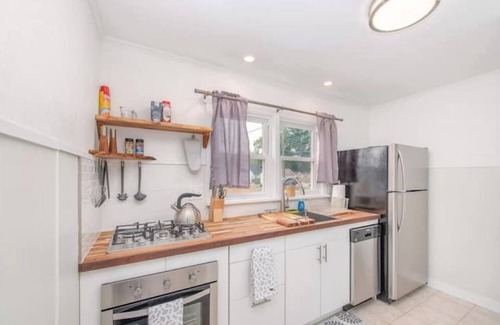 Mansfield Cottage | Kingwood Cottage, a beautiful 2-bedroom cottage across from Kingwood