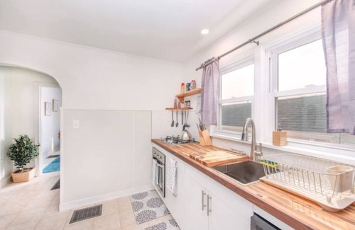 Mansfield Cottage | Kingwood Cottage, a beautiful 2-bedroom cottage across from Kingwood