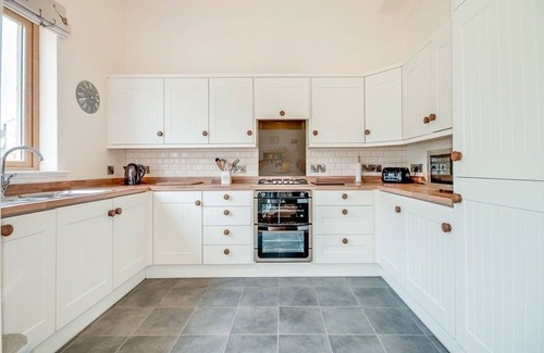 Creetown Cottage | Kinnen Cottage - a cottage that sleeps 4 guests in 2 bedrooms