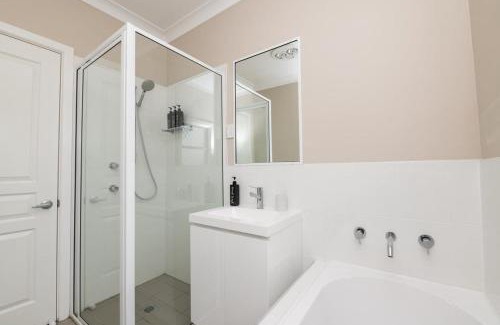 Orange East House | Kinross on Cox - Cosy Family Home