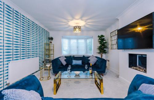 Newcastle-Under-Lyme House | Kinship House by YourStays - Stunning Holiday Home in the Suburbs