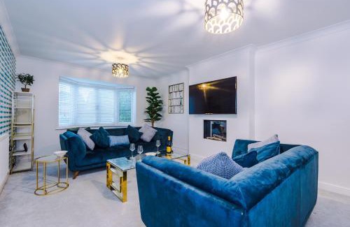 Newcastle-Under-Lyme House | Kinship House by YourStays - Stunning Holiday Home in the Suburbs