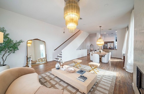 West University Place House | Kirby Haus · Modern Luxury · West U· RiceVillage · sleeps16 ·3900sqft