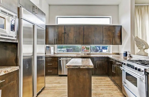 West University Place House | Kirby Haus · Modern Luxury · West U· RiceVillage · sleeps16 ·3900sqft