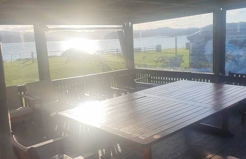 Whangaruru House | Kirikiri Pawhaoa nBeautiful Beach Front Property Balnd BaynWhangaruru Habour n