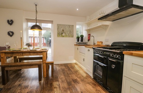 Kirkby Lonsdale Cottage | KIRKBY HOUSE, pet friendly, with open fire in Kirkby Lonsdale