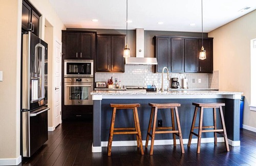 North Rose Hill House | Kirkland Luxury Tranquil Retreat 7BR w/Office