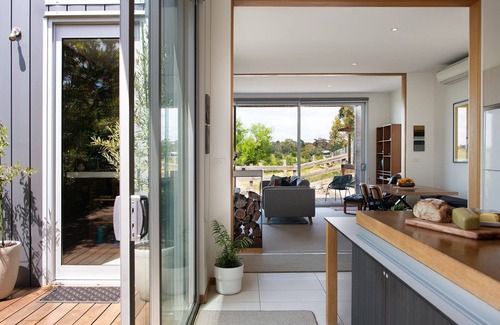 Clunes House | Kirkwood - Pet Friendly - Mid Century - Walking distance to Clunes!