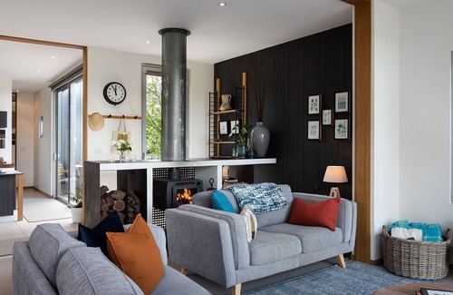 Clunes House | Kirkwood - Pet Friendly - Mid Century - Walking distance to Clunes!