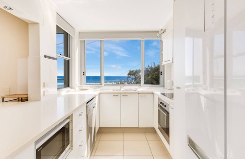 Coolangatta Apartment | Kirra Gardens Unit 11 On Kirra Beachfront with ocean views and Wi-Fi included