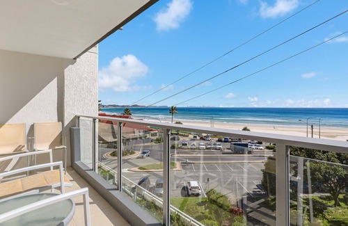 Coolangatta Apartment | Kirra Gardens Unit 11 On Kirra Beachfront with ocean views and Wi-Fi included