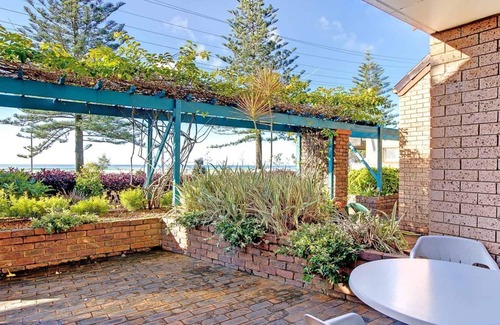 Coolangatta Apartment | Kirra Vista 4 - Beachfront & Ground Floor