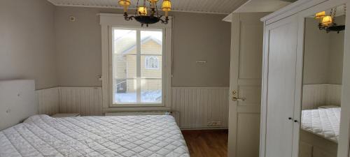 Hameenlinna Apartment | Kirstulan Kartanon päärakennuksen upea päätyhuoneisto