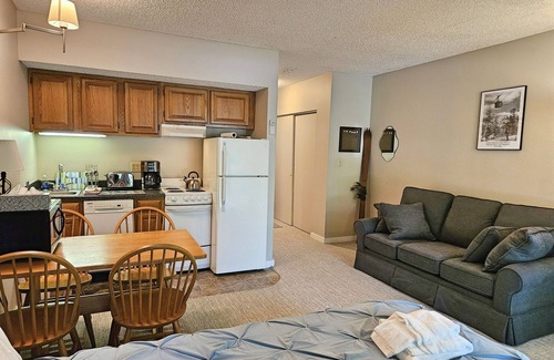 Lincoln Condo | Kitchen, AC, deck, pool, ski shuttle. LD115 by LRS