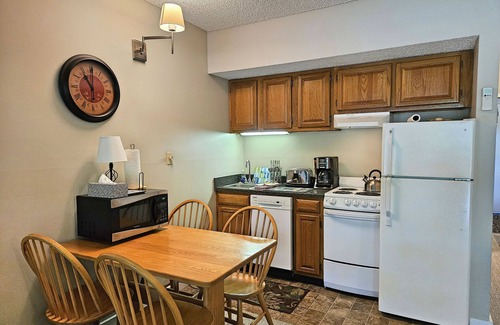 Lincoln Condo | Kitchen, AC, deck, pool, ski shuttle. LD115 by LRS