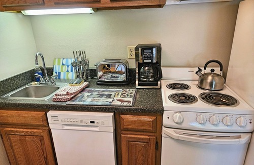 Lincoln Condo | Kitchen, AC, deck, pool, ski shuttle. LD115 by LRS