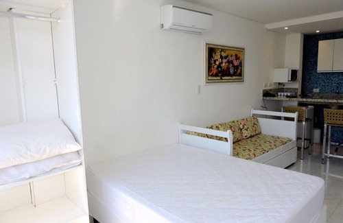 Pitangueiras Apartment | Kitnet with air conditioning in Guaruja