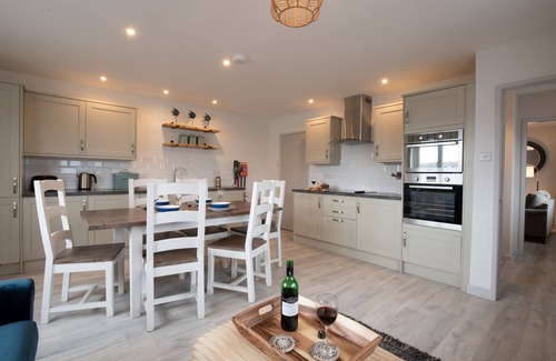 Rhosneigr House | Kittiwake Cottage : Stylish 2‑Bed Pet-Friendly Cottage in Rhosneigr | Managed by Anglesey Holiday Le