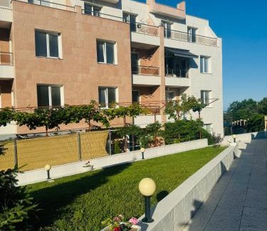 Byala Apartment | Kiwi Gardens