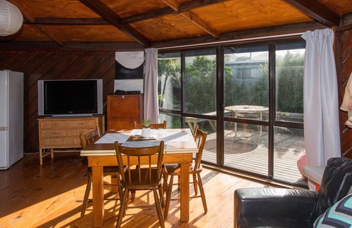 Ocean Beach Cottage | Kiwiana Bach - Ocean Beach Bach