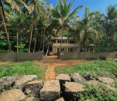 Kannur House | Kizhunna rock beach house