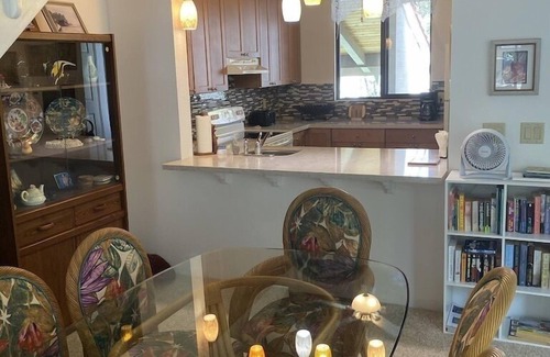Kahaluu Bay Condo | KKSR8304: TOP FLOOR, CORNER W/EXTENDED LANAI SPACE, SCREENED IN LANAI!