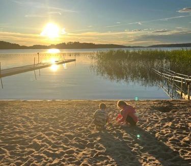 Gnesta Cabin | Klämmingsbergsbadets - STUGA ABBORREN
