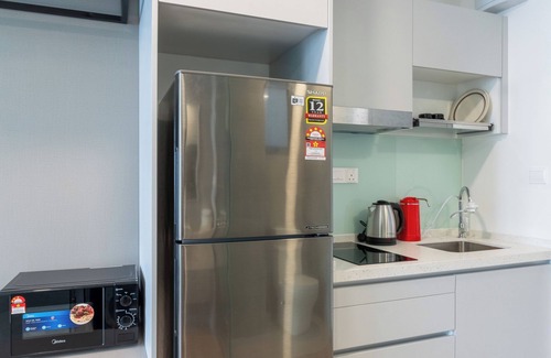 Brickfields Apartment | KL Sentral Studio, Sky jacuzzi, pool, Petronas KLCC view-steps to Monorail 21