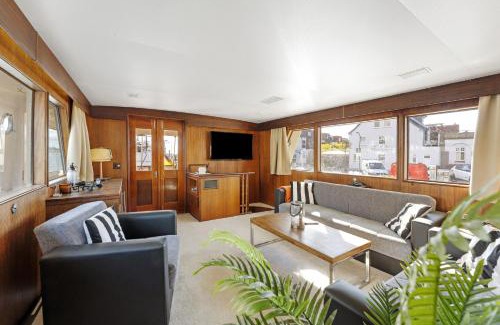 Eckernfoerde Boat Rental | Klassische Motoryacht Ocean Motion