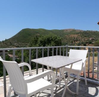 Delvine House | Klaudio Guest House