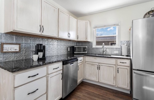 Fredericksburg House | Kleines Weinhaus | 2/2 | Full Kitchen | Washer/Dryer | Heated Cowboy Pool | Pet Friendly w/fee