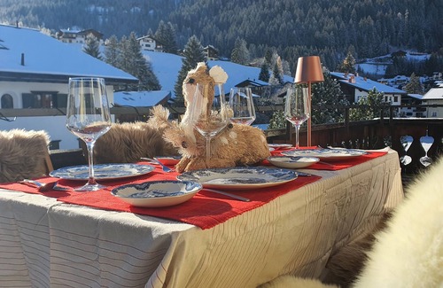 Klosters-Serneus Apartment | Klosters Chalet. A classic & cosy centrally located apartment in sunny Klosters