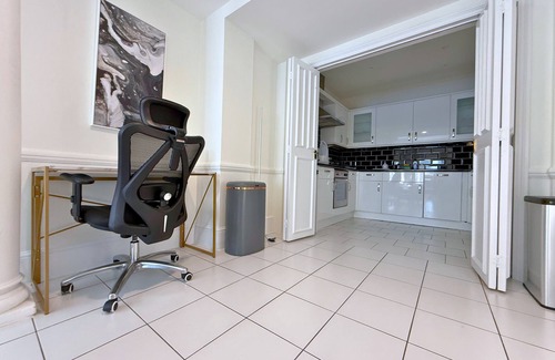Chinatown Apartment | Knightbridge HydePark 2B2B & Garden near Harrods, Royal Albert Hall & V&A museum