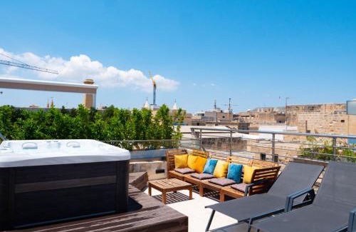 Valletta Villa | Knights 1500s Palazzino in Valletta - Seaview Rooftop Jacuzzi lounge