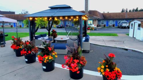 Laurentian Valley Hotel | Knights Inn Colonial Fireside Inn