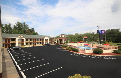 Pilot Mountain Hotel | Knights Inn Pilot Mountain